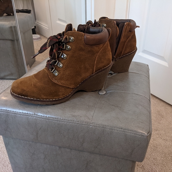 White Mountain Shoes - ⭐Suede Booties 6.5